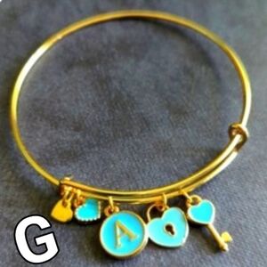 bite & pout "G" Charm Bangle